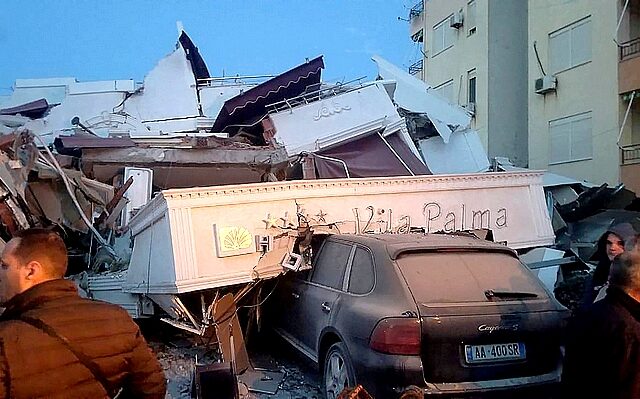 Σεισμός στην Αλβανία: Εικόνες μεγάλης καταστροφής- Κτίρια έχουν ισοπεδωθεί