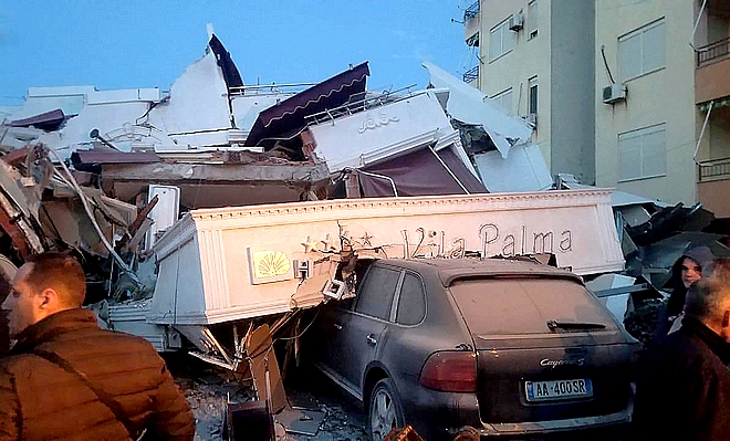 Σεισμός στην Αλβανία: Εικόνες μεγάλης καταστροφής- Κτίρια έχουν ισοπεδωθεί