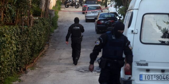 Σε εξέλιξη επιχείρηση της Αντιτρομοκρατικής: Καλάσνικοφ, εκρηκτικές ύλες και συλλήψεις