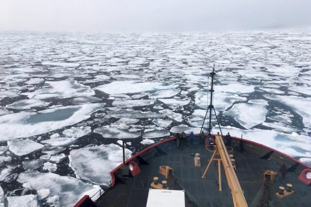 Ο λεπτός πάγος δυσχεραίνει την προσπάθεια εξερευνητών να διασχίσουν με σκι τον Αρκτικό ωκεανό