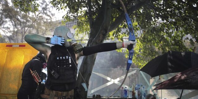 Συνεχίζονται οι οδομαχίες στο Χονγκ Κονγκ: Διαδηλωτές εκτοξεύουν βέλη και μολότοφ κατά των αστυνομικών