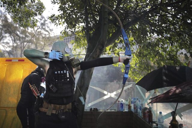 Συνεχίζονται οι οδομαχίες στο Χονγκ Κονγκ: Διαδηλωτές εκτοξεύουν βέλη και μολότοφ κατά των αστυνομικών