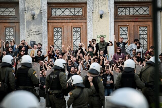 Εργαζόμενοι ΕΚΑΒ: Η αστυνομία έκανε ελέγχους στα ασθενοφόρα, φακέλωσαν τραυματίες φοιτητές