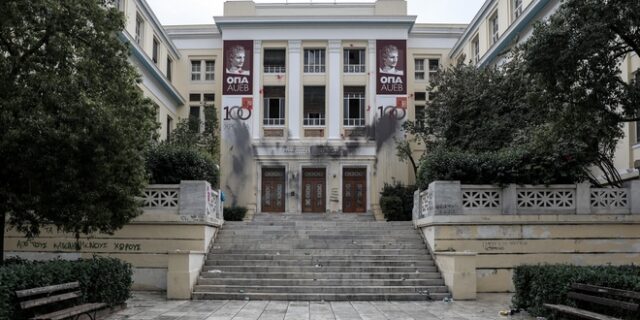 Ομάδα ατόμων πέταξε τρικάκια έξω από την οικία του Πρύτανη της ΑΣΟΕΕ