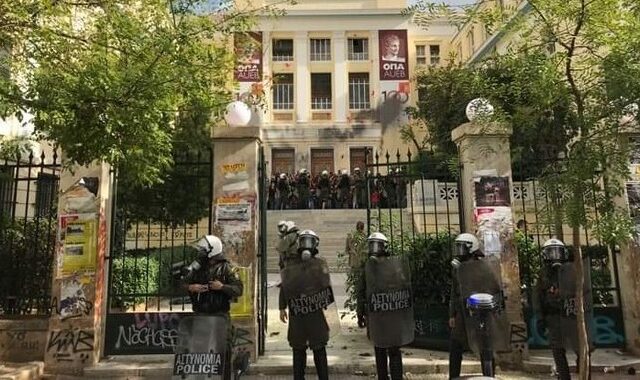 Επεισόδια στην ΑΣΟΕΕ – Εισβολή των ΜΑΤ στο Πανεπιστήμιο και χρήση χημικών