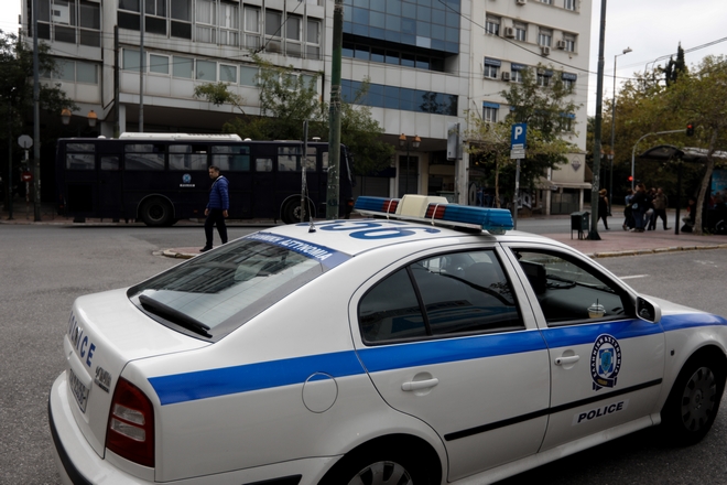 Τρικάκια και συνθήματα στους τοίχους έξω από γραφεία εφημερίδας στο Παγκράτι