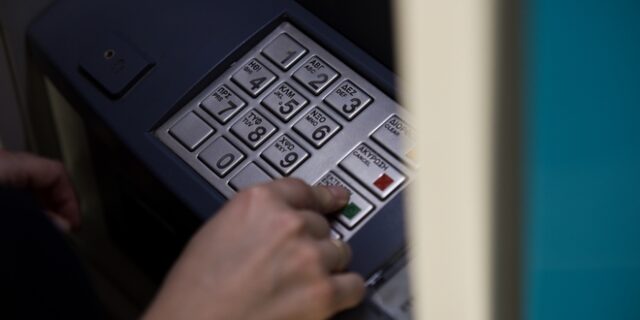 Τράπεζες: Αυτές είναι οι χρεώσεις και οι προμήθειες που καταργούνται για την ώρα