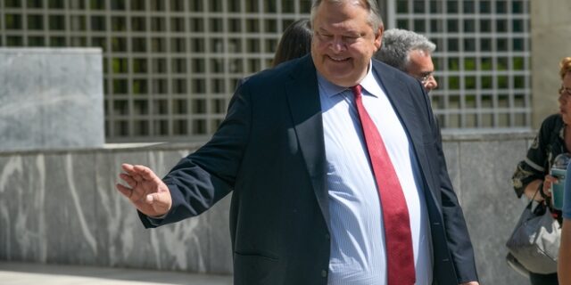 Μπορεί να υπάρξει νέο κόμμα μεταξύ Νέας Δημοκρατίας και ΣΥΡΙΖΑ, όπως κάποιοι φαίνεται να εξετάζουν;