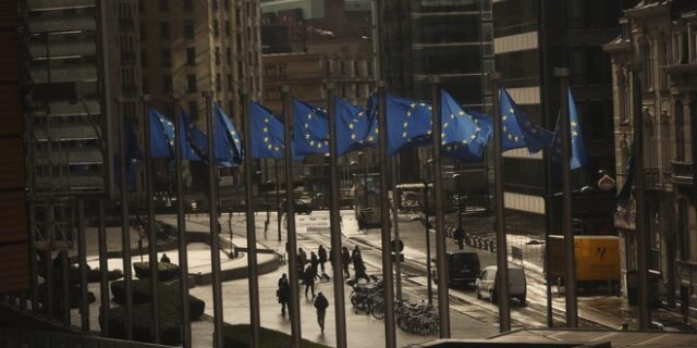 ΕΕ: Επίτευξη δημοσιονομικών στόχων ως το 2021 – “Κουρεύει” την ανάπτυξη στο 1,8%