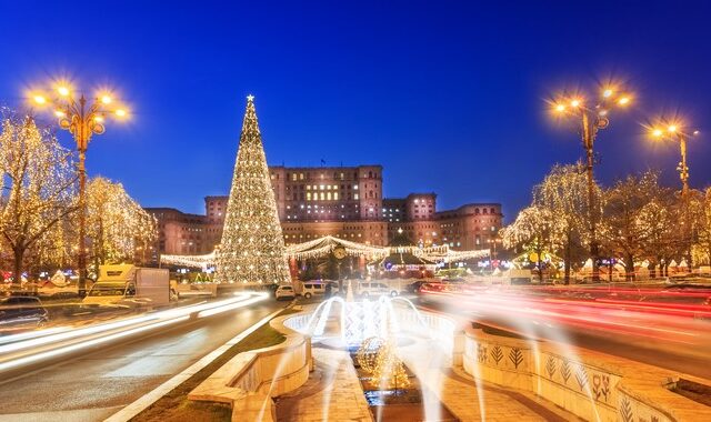 Χριστουγεννιάτικο δέντρο ύψους 30 μέτρων στο κέντρο του Βουκουρεστίου