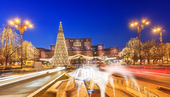 Χριστουγεννιάτικο δέντρο ύψους 30 μέτρων στο κέντρο του Βουκουρεστίου