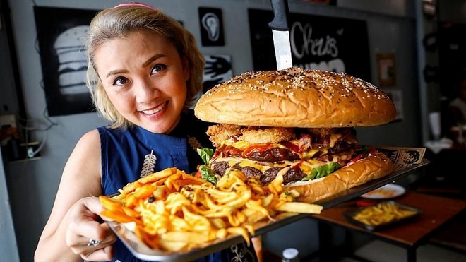 “Υπερφυσικό” Burger βάρους 6 κιλών – Έπαθλο για τον τολμηρό που θα το φάει
