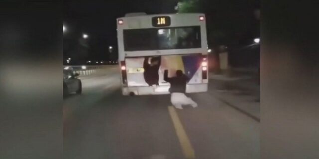 Επικίνδυνα “παιχνίδια”: Νεαροί γαντζώνονται σε εν κινήσει λεωφορείο στη Θεσσαλονίκη