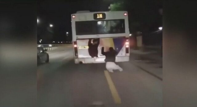 Επικίνδυνα “παιχνίδια”: Νεαροί γαντζώνονται σε εν κινήσει λεωφορείο στη Θεσσαλονίκη