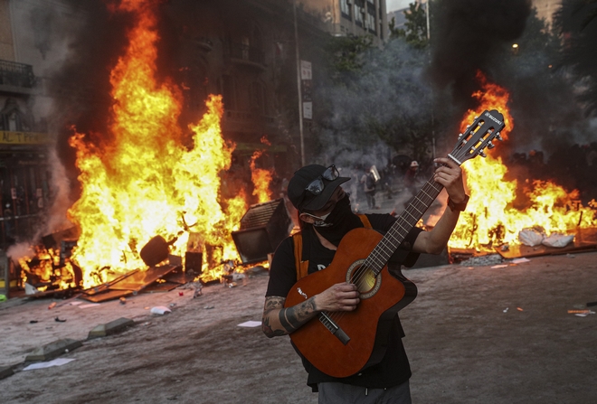 “Η Χιλή ξύπνησε”: Ένας μήνας εξέγερσης στη χώρα – Τι έχει αλλάξει