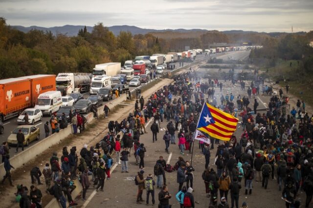 Καταλονία: Συνεχίζεται ο αποκλεισμός αυτοκινητοδρόμου που συνδέει την Ισπανία με τη Γαλλία
