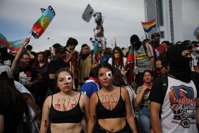 Χιλή: Χορεύεις και τραγουδάς έξω από αστυνομικό τμήμα; Συλλαμβάνεσαι
