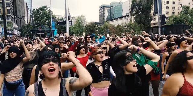 “Ο βιαστής είσαι εσύ”: Η φωνή των γυναικών της Χιλής ηχεί σε ολόκληρο τον κόσμο