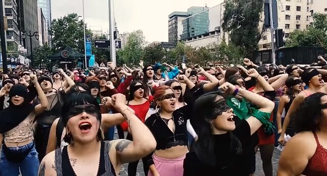 “Ο βιαστής είσαι εσύ”: Η φωνή των γυναικών της Χιλής ηχεί σε ολόκληρο τον κόσμο