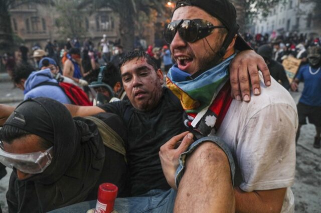 Χάος στη Χιλή: Δύο ακόμη νεκροί από τις συγκρούσεις ανάμεσα σε αστυνομικούς και διαδηλωτές