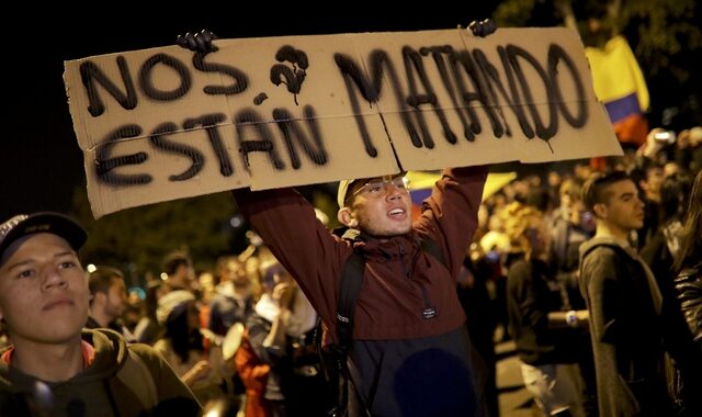 Κολομβία: Έφηβος τραυματίστηκε σοβαρά σε νέες διαδηλώσεις – Άμεση έναρξη “εθνικού διαλόγου”