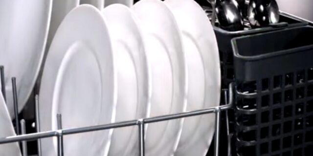 Ποιος είναι ο σωστός τρόπος να τοποθετούμε τα μαχαιροπίρουνα στο πλυντήριο πιάτων