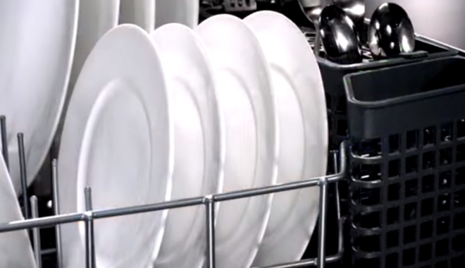 Ποιος είναι ο σωστός τρόπος να τοποθετούμε τα μαχαιροπίρουνα στο πλυντήριο πιάτων