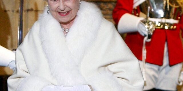Τέλος οι αληθινές γούνες για την βασίλισσα Ελισάβετ