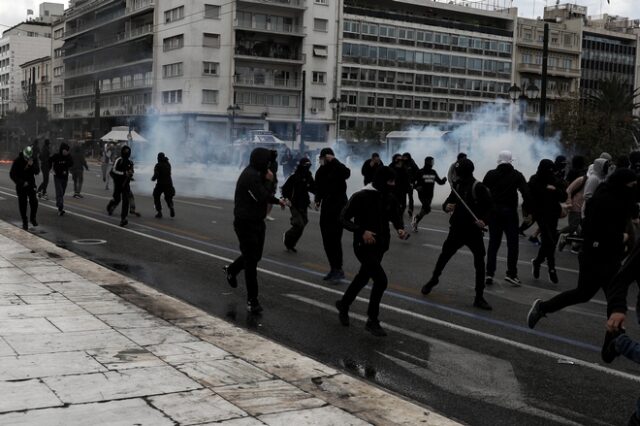 Μαθητικό συλλαλητήριο: Άνοιξαν οι δρόμοι – Προηγήθηκαν επεισόδια με μολότοφ και πέτρες