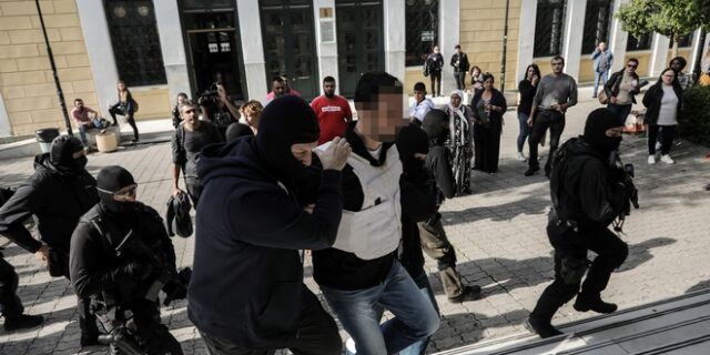 Ένταση στην Ευελπίδων κατά την απολογία των δύο της “Επαναστατικής Αυτοάμυνας”