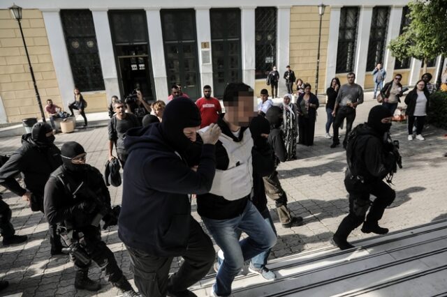 Ένταση στην Ευελπίδων κατά την απολογία των δύο της “Επαναστατικής Αυτοάμυνας”