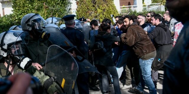 Επεισόδια στο Καβούρι: Συγκρούσεις φοιτητών με τα ΜΑΤ – Τέσσερις τραυματίες