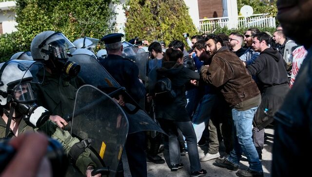 Επεισόδια στο Καβούρι: Συγκρούσεις φοιτητών με τα ΜΑΤ – Τέσσερις τραυματίες