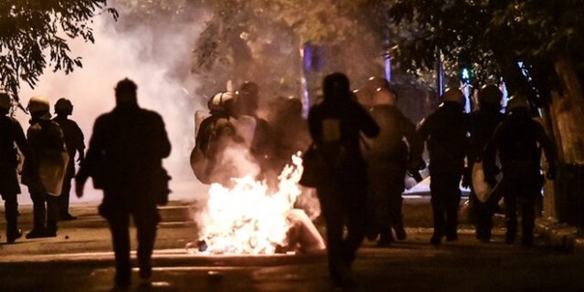 Εξάρχεια: Τα βίντεο της επέμβασης των ΜΑΤ μέσα στην πλατεία