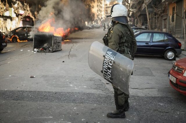 Εξάρχεια: Ηγετικό στέλεχος του “Ρουβίκωνα” ο συλληφθείς για την επίθεση στους αστυνομικούς