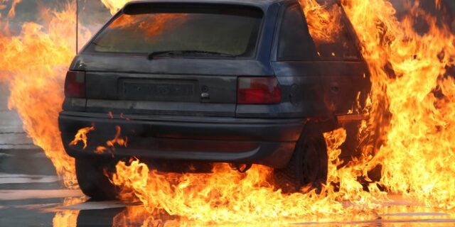 Αδιανόητο: Κάηκε ζωντανός μέσα στο όχημά του – Οι περαστικοί ήταν απασχολημένοι τραβώντας τον βίντεο