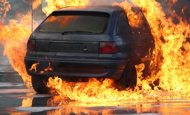 Αδιανόητο: Κάηκε ζωντανός μέσα στο όχημά του – Οι περαστικοί ήταν απασχολημένοι τραβώντας τον βίντεο