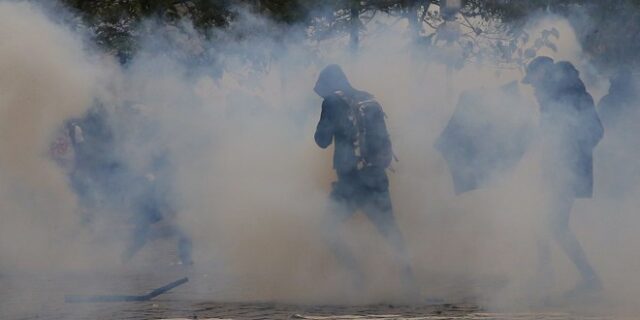 Κίτρινα Γιλέκα ένας χρόνος μετά: Άγριες συγκρούσεις διαδηλωτών με αστυνομικούς και δακρυγόνα στο Παρίσι