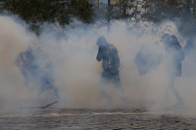 Κίτρινα Γιλέκα ένας χρόνος μετά: Άγριες συγκρούσεις διαδηλωτών με αστυνομικούς και δακρυγόνα στο Παρίσι