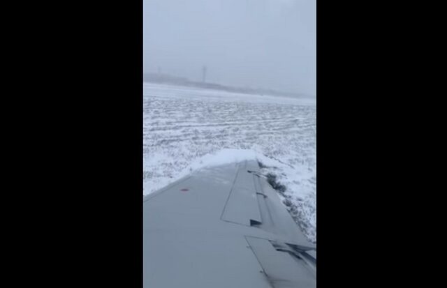 Τρόμος στο Σικάγο: Αεροπλάνο γλίστρησε εκτός διαδρόμου και σταμάτησε με το φτερό
