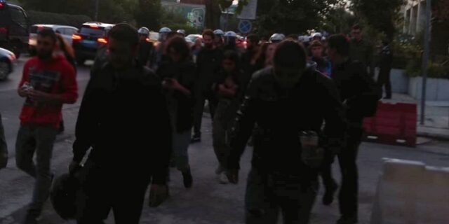 Βίντεο ντοκουμέντο News 24/7: Αναίτια επίθεση των ΜΑΤ σε φοιτητές στη ΓΑΔΑ