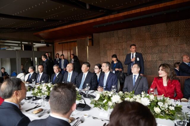 Γεύμα Μητσοτάκη-Σι Τζινπίνγκ με υπουργούς, εφοπλιστές, επιχειρηματίες και Γιάννα Αγγελοπούλου