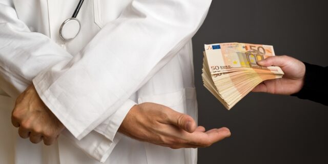 Κρήτη: Γιατρός του ΠΑΓΝΗ συνελήφθη με το φακελάκι στο χέρι