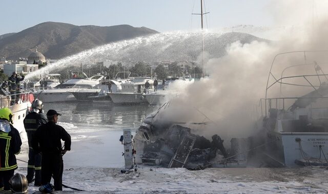 Φωτιά στη Μαρίνα Γλυφάδας: Κάηκαν δύο σκάφη, ζημιές σε άλλα δύο – Καπνοί στην περιοχή