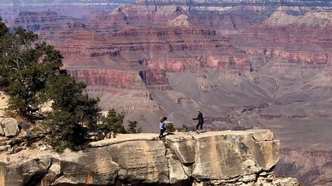 Κορίτσι σκοντάφτει και σχεδόν πέφτει από το γκρεμό στο Grand Canyon