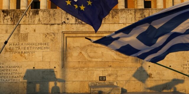 Bloomberg: Όλο και πιο “ασφαλές μέρος” θεωρούν την Ελλάδα οι επενδυτές