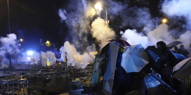 Χονγκ Κονγκ: Σκηνικό “πολέμου” με μολότοφ και δακρυγόνα – Απειλές για χρήση πραγματικών σφαιρών