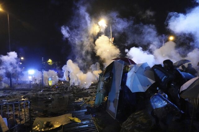 Χονγκ Κονγκ: Σκηνικό “πολέμου” με μολότοφ και δακρυγόνα – Απειλές για χρήση πραγματικών σφαιρών