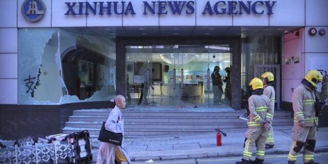 Χονγκ Κονγκ: Φωτιές, κόκκινες μπογιές και γκράφιτι σε γραφεία του Xinhua