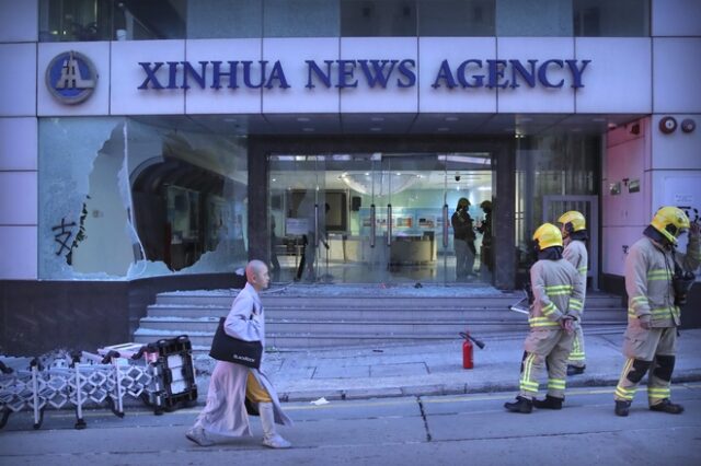 Χονγκ Κονγκ: Φωτιές, κόκκινες μπογιές και γκράφιτι σε γραφεία του Xinhua